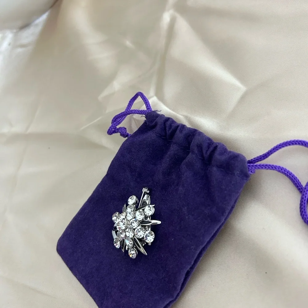 Sparkling Crystal Brooch - Picture 4 of 8